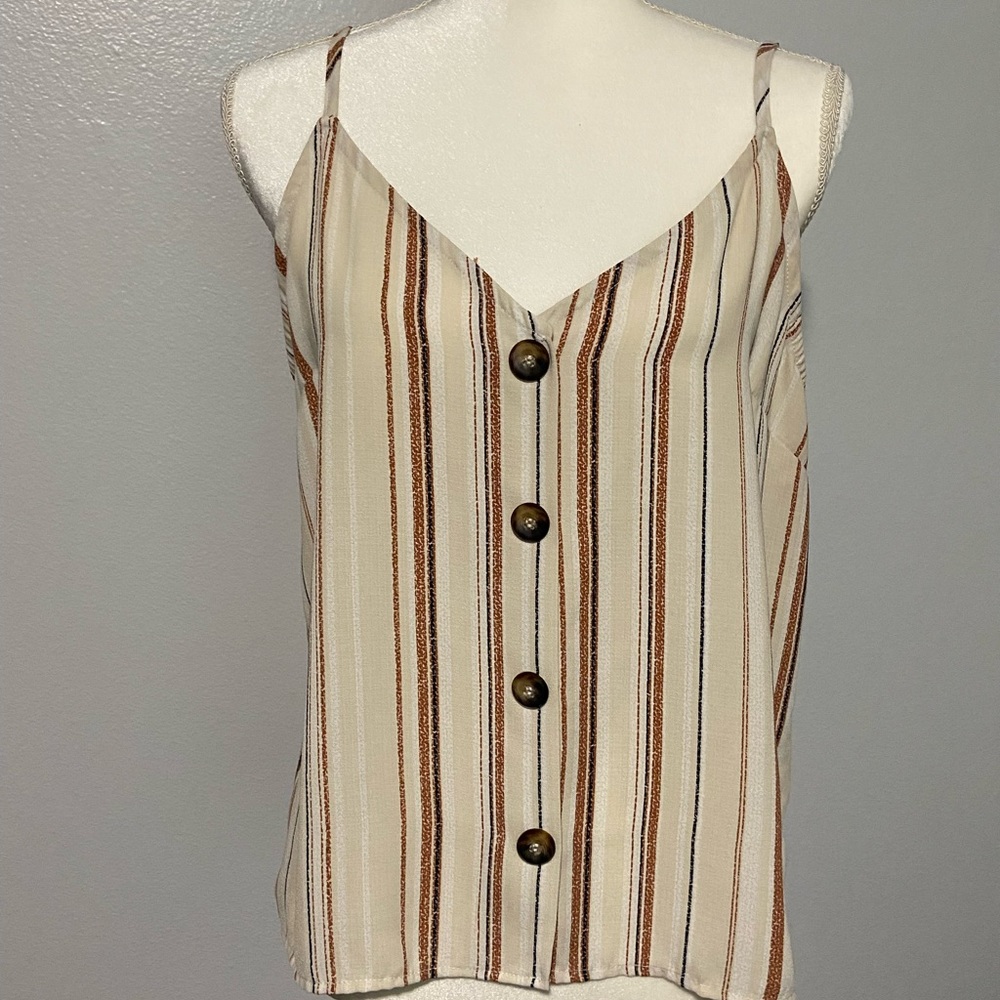 love T spaghetti strapped top, buttons do not open. Size medium, runs large